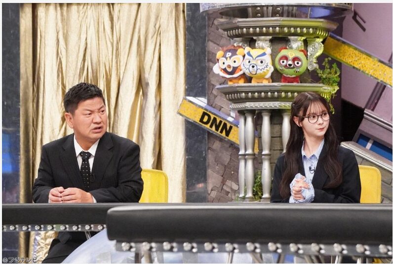 TV番組【全力！脱力タイムズ】のスタジオ、着席してる伊藤百花とチャンス大城
