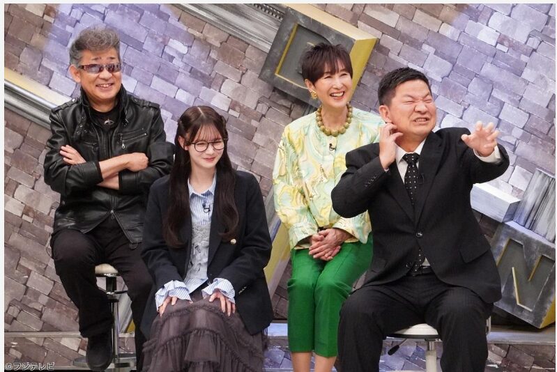 TV番組【全力！脱力タイムズ】のスタジオ、着席してる伊藤百花とチャンス大城と吉川美代子と五箇公一