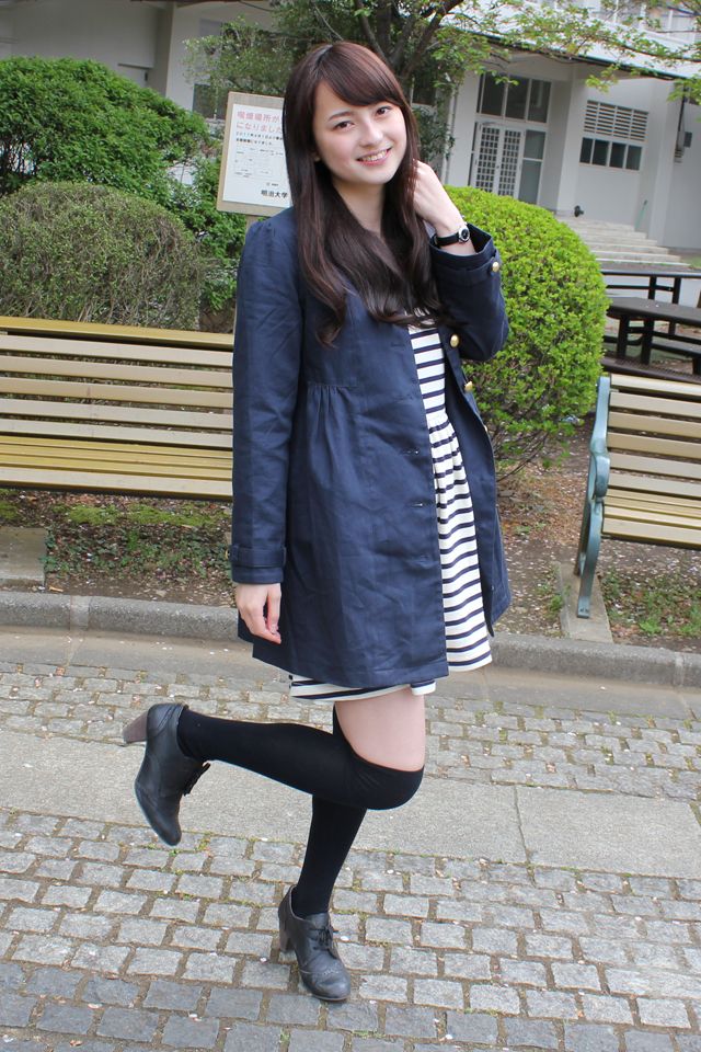 山本恵里伽アナウンサーが左手を左肩に当てて、右脚を曲げて片足で立って笑顔でこちらを見ている