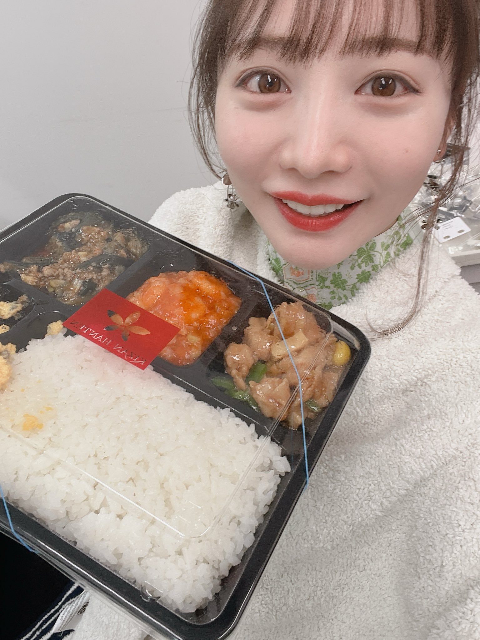 能條愛未が弁当をこちらに見せている