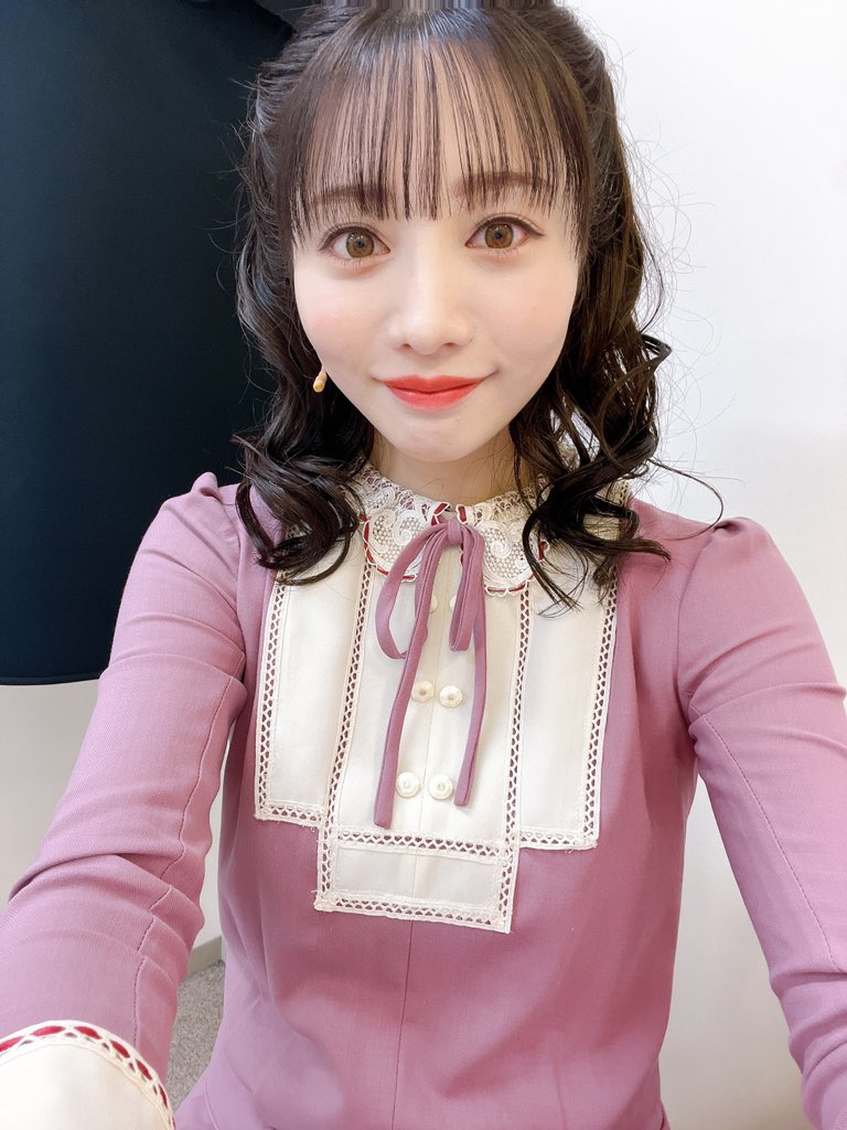 能條愛未がピンクの洋服を着ている