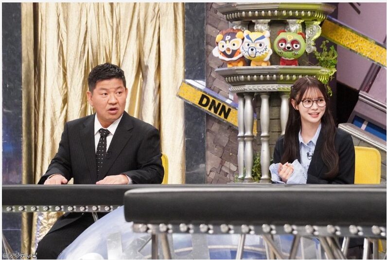 TV番組【全力！脱力タイムズ】のスタジオ、着席してる伊藤百花とチャンス大城