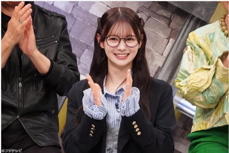 TV番組【全力！脱力タイムズ】のスタジオ、笑顔の伊藤百花が拍手している