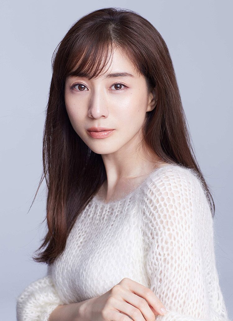 田中みな実の上半身、身体は少し右向いてて、顔は正面を向いている