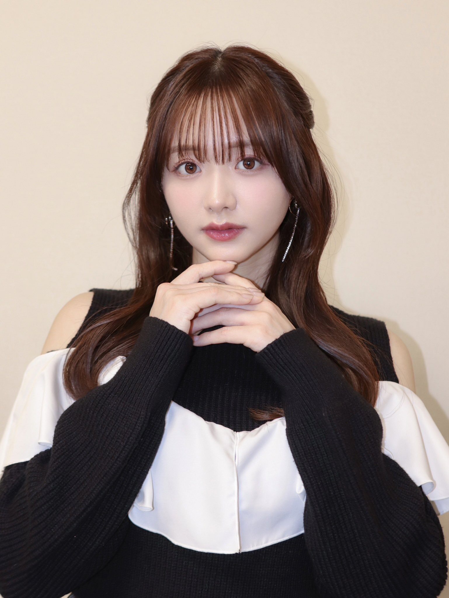 森香澄が両手を軽く重ねて右人差し指を顎につけている