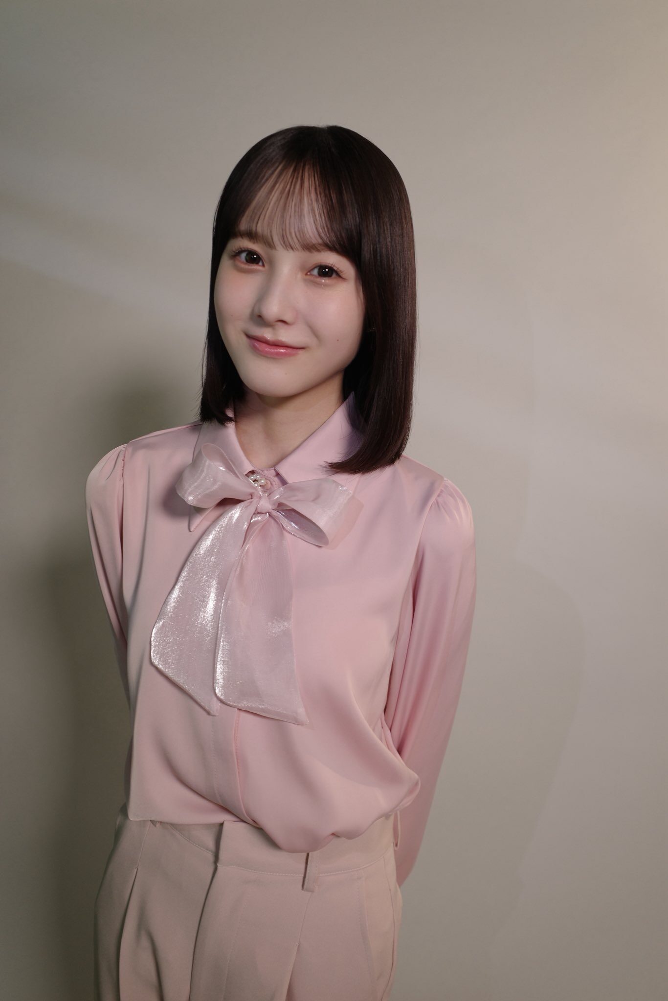 笑顔の本田紗来がピンクの洋服姿