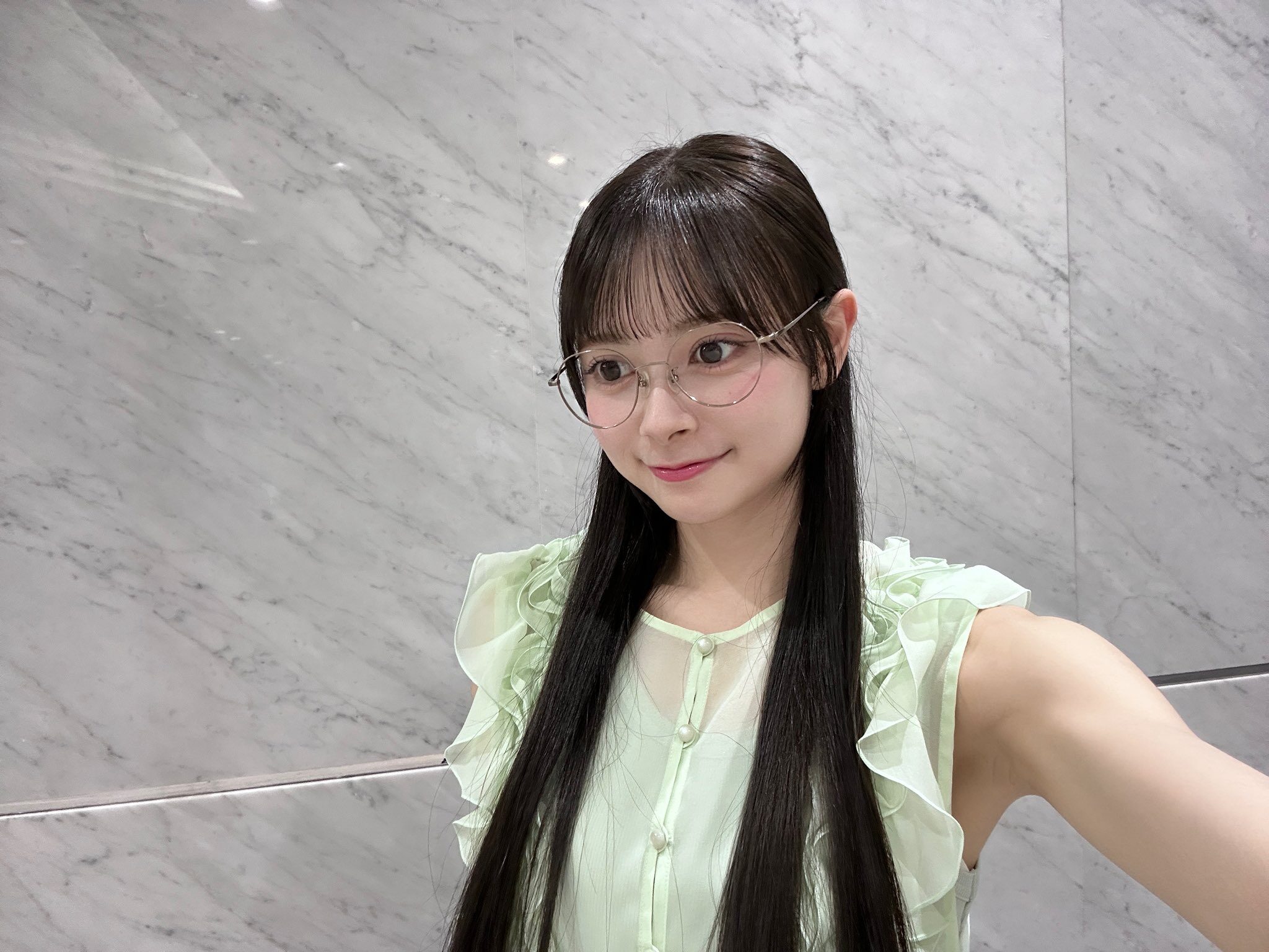 メガネ姿の伊藤百花の上半身