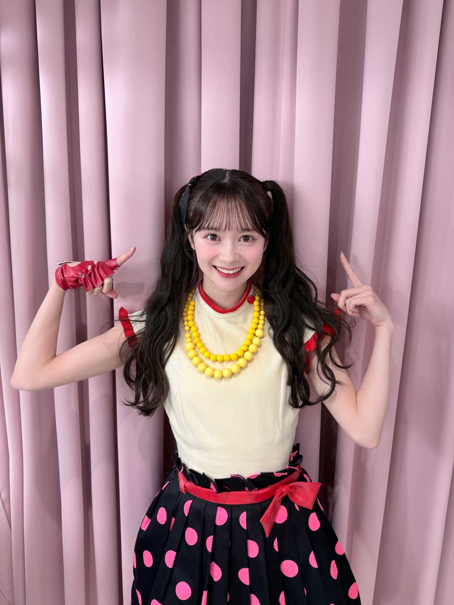 高めのツインテールで笑顔の伊藤百花が両手でツインテールを指差している