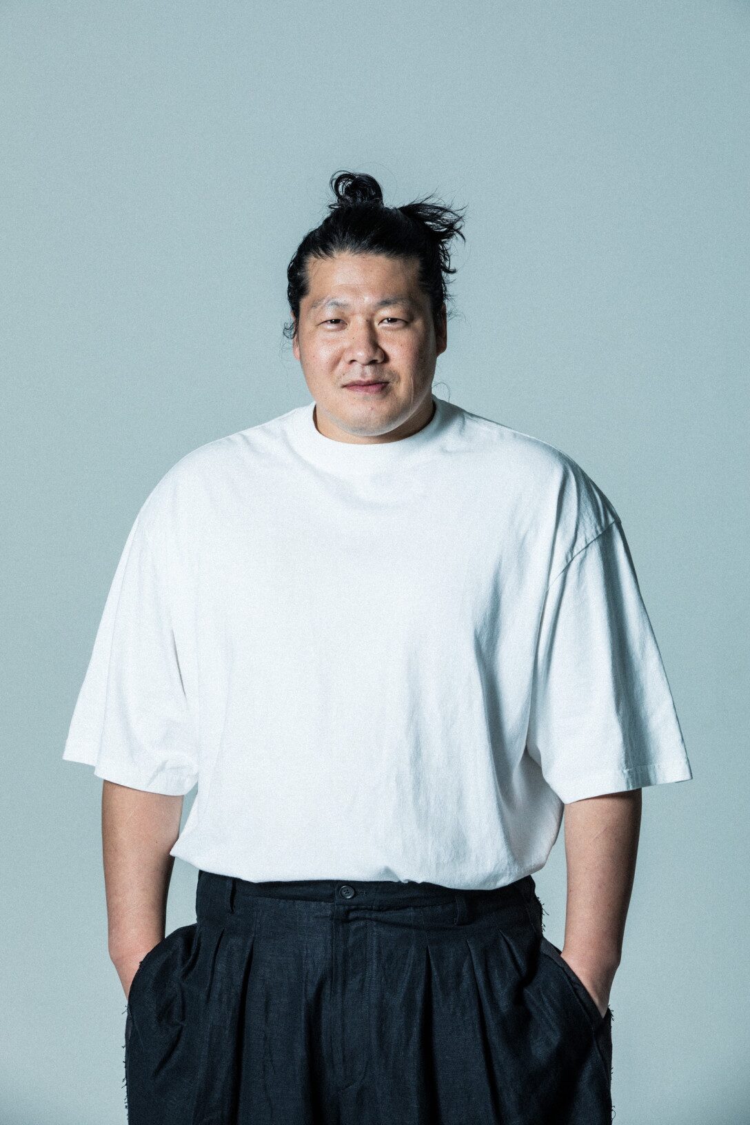 真顔の一ノ瀬ワタルが両手をズボンのポケットに入れている