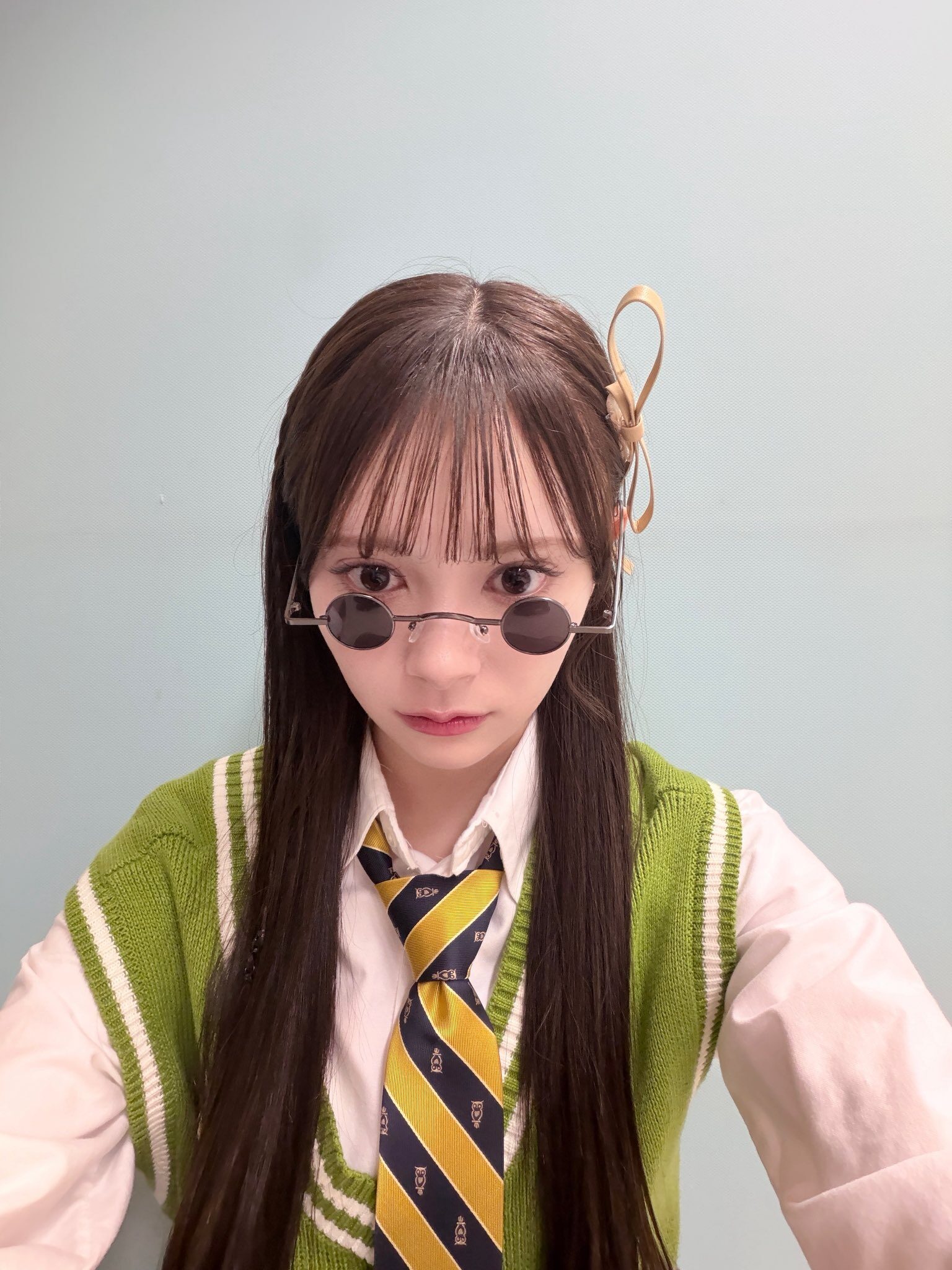 真顔の伊藤百花がレンズ部分が小さいサングラスをしている