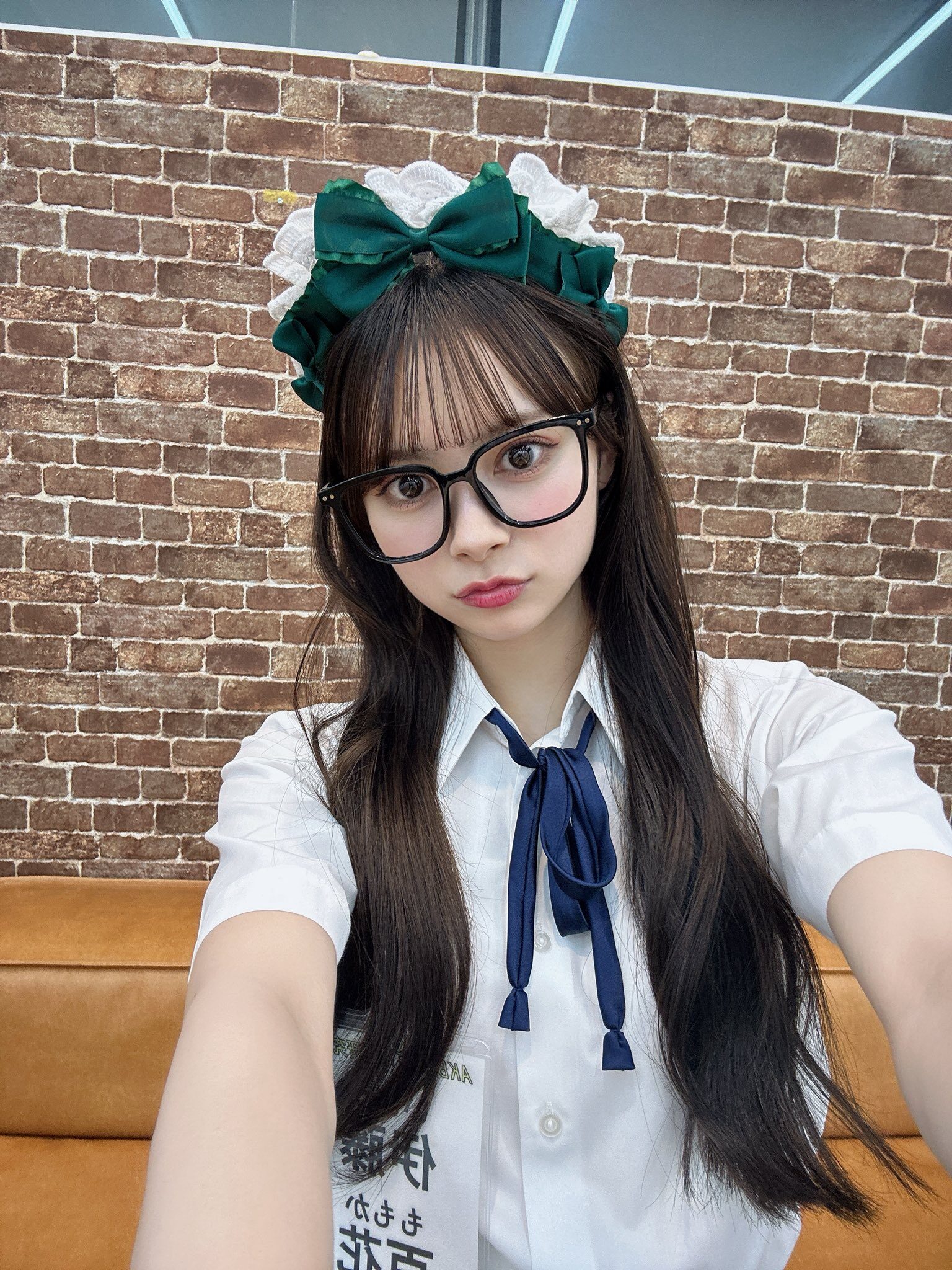 黒縁メガネ姿の伊藤百花がおすまし顔をしている