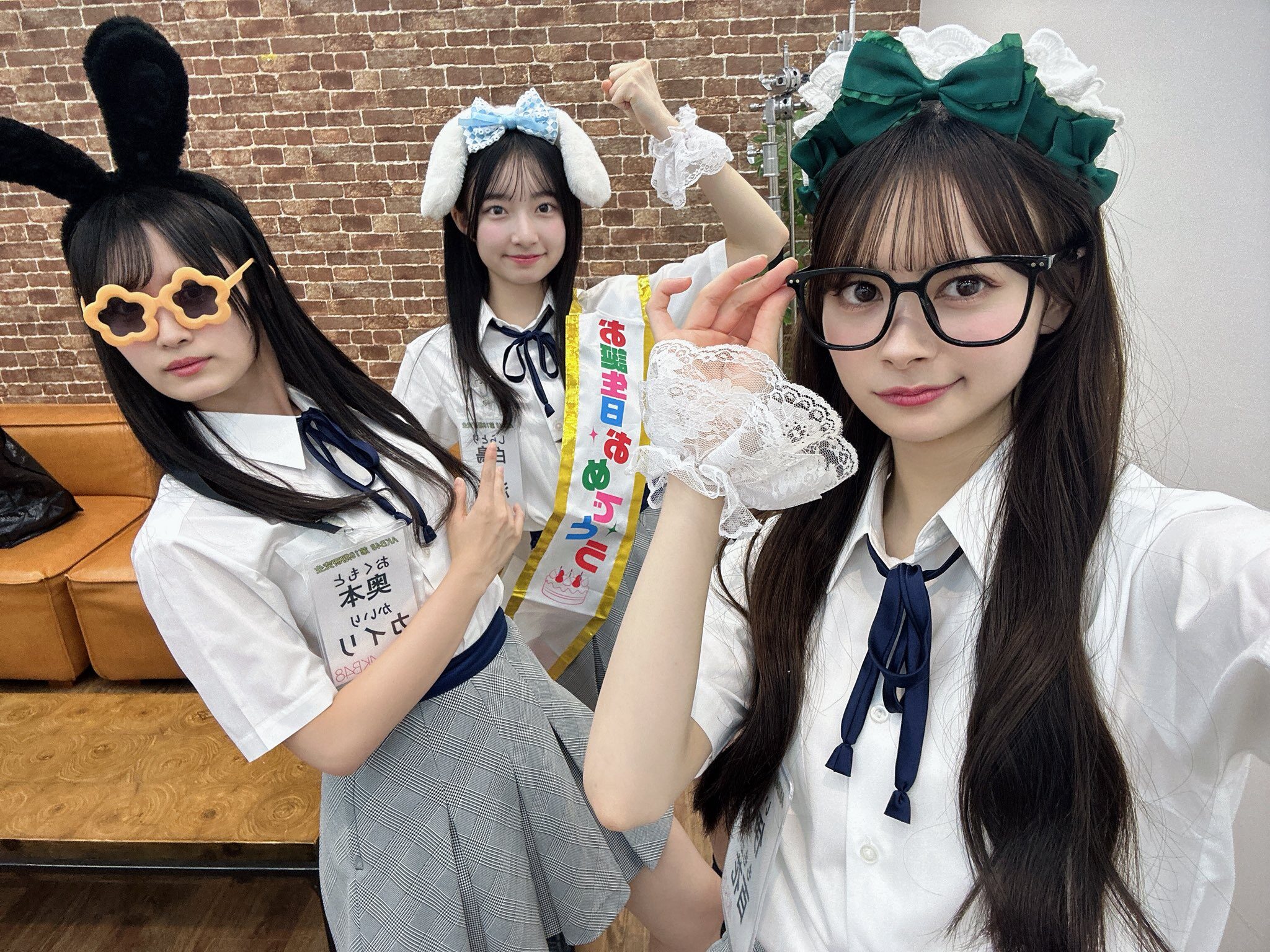 黒縁メガネ姿の伊藤百花と他二人AKB48メンバー