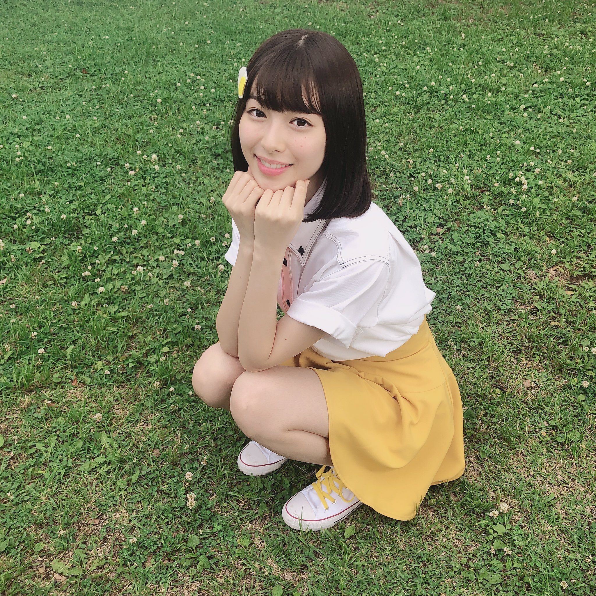 白石聖がぶりっ子ポーズでしゃがんでいる