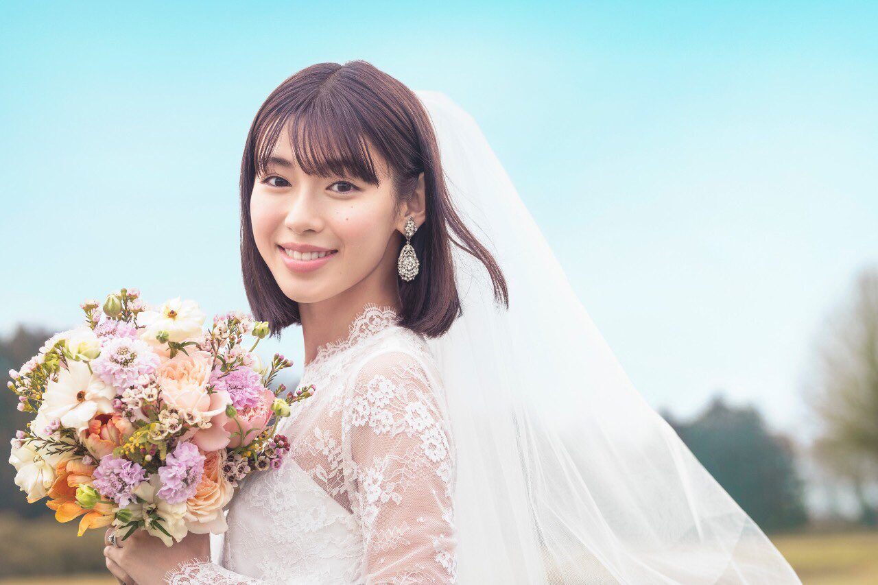 白石聖の花嫁姿、両手でブーケをもっている(上半身)