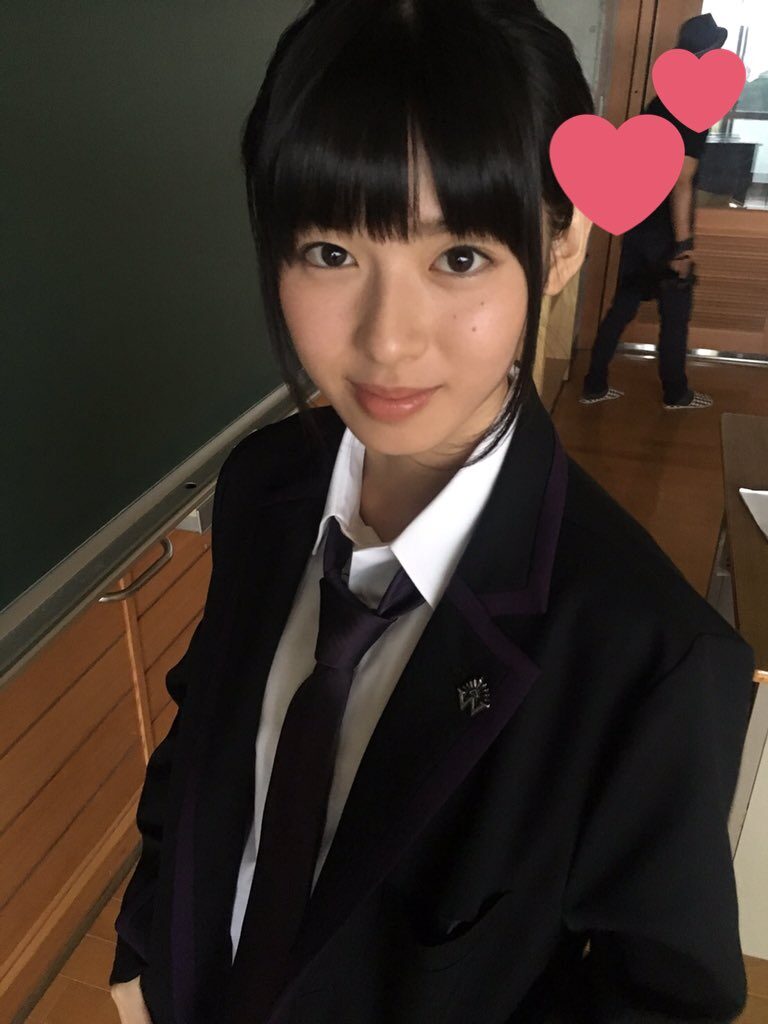 白石聖の学生服姿の上半身