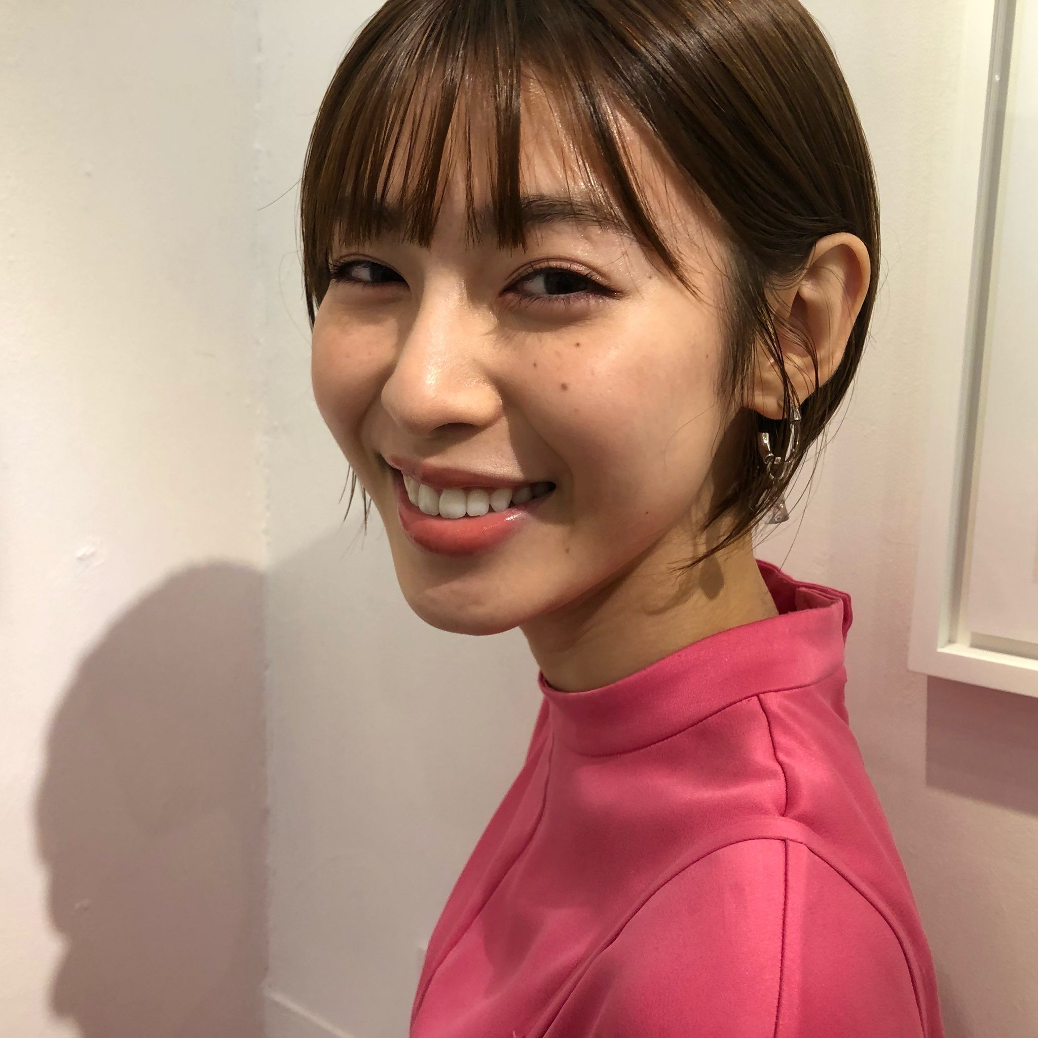 笑顔の白石聖の顔少しアップ