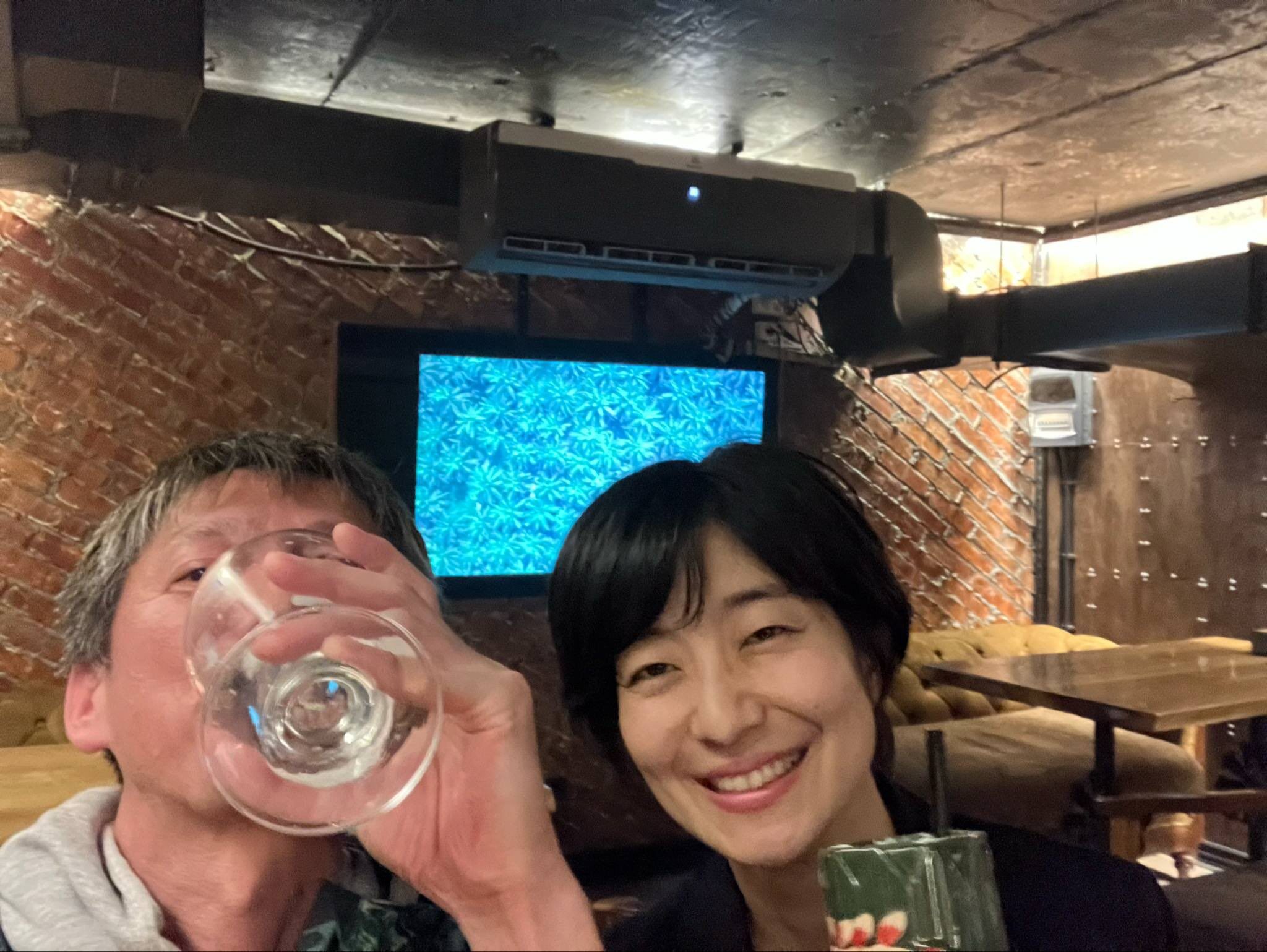 田中はる奈とコンサル時代の先輩、顔だけ写っていて、先輩はグラスで飲んでいる