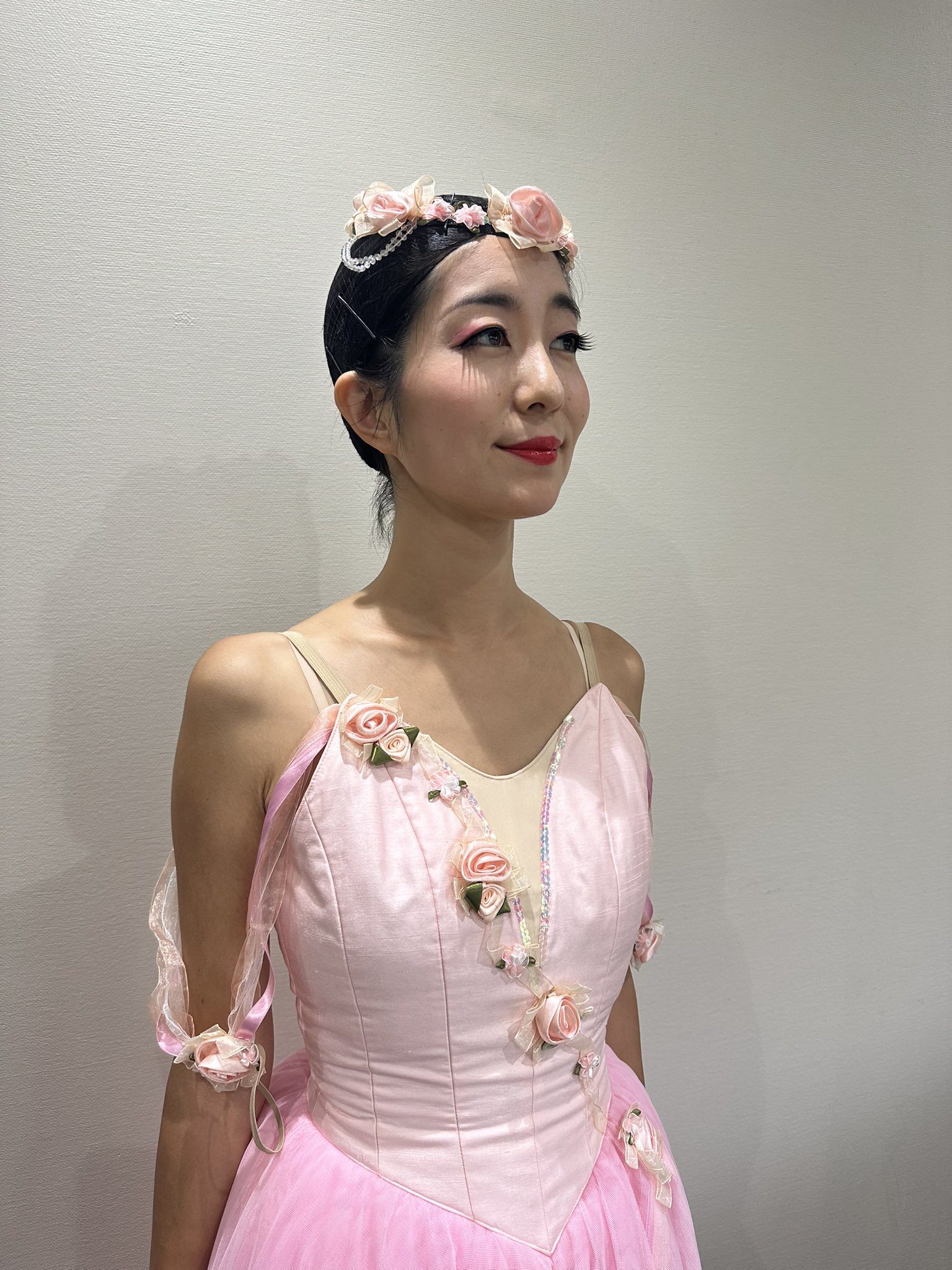 田中はる奈のバレエ衣装姿、少し左向いている