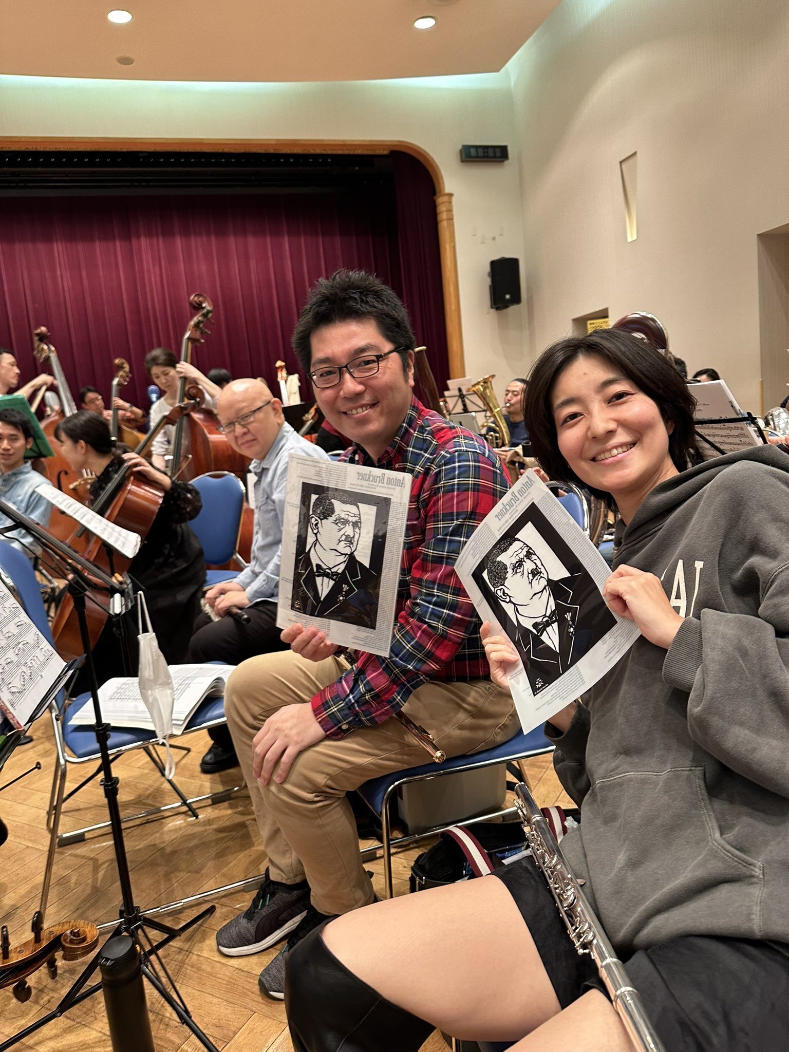 プロースト交響楽団でパンフみたいなものを持つ田中はる奈とメンバー