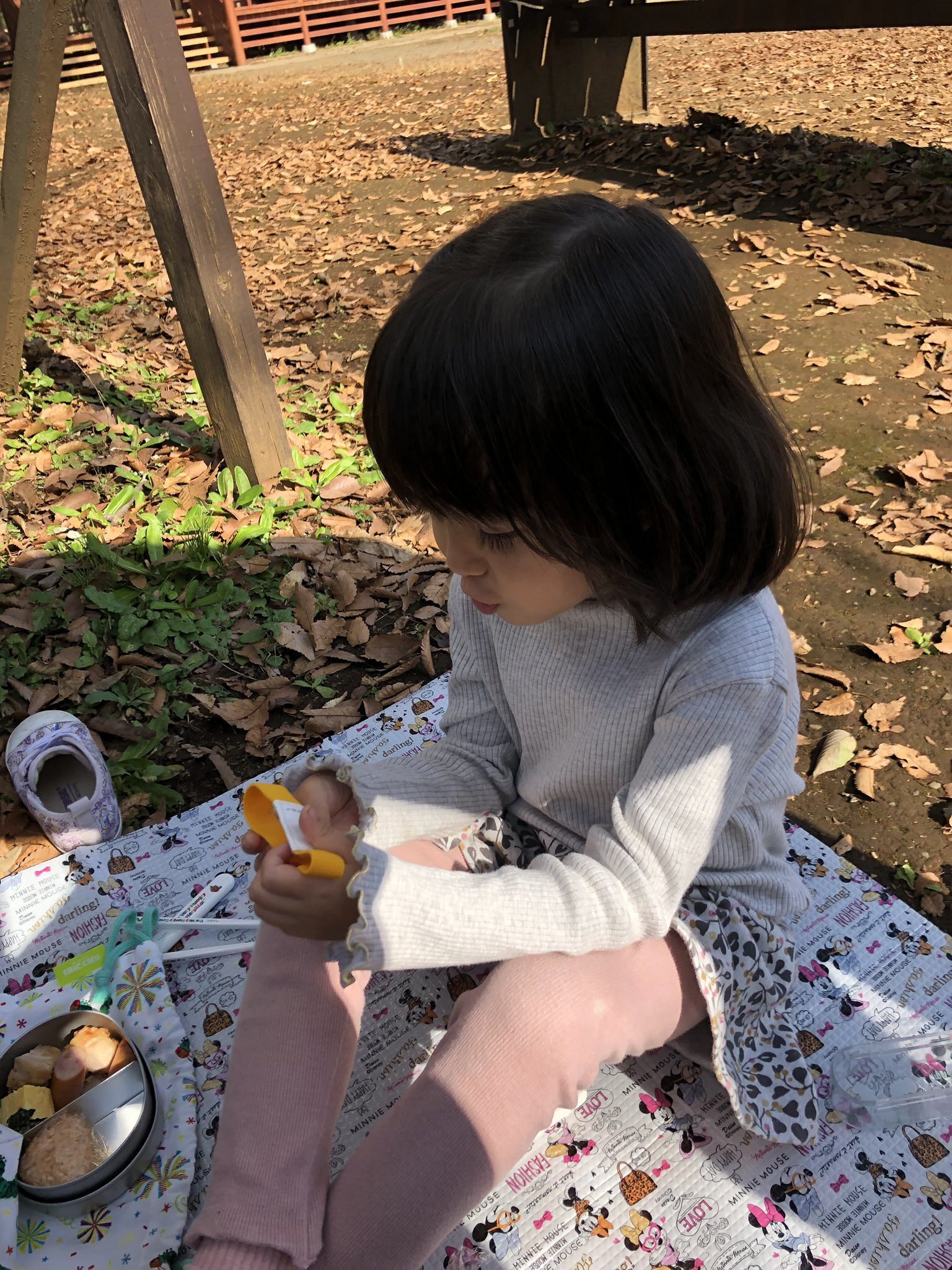 田中はる奈の娘がゴザに座っている