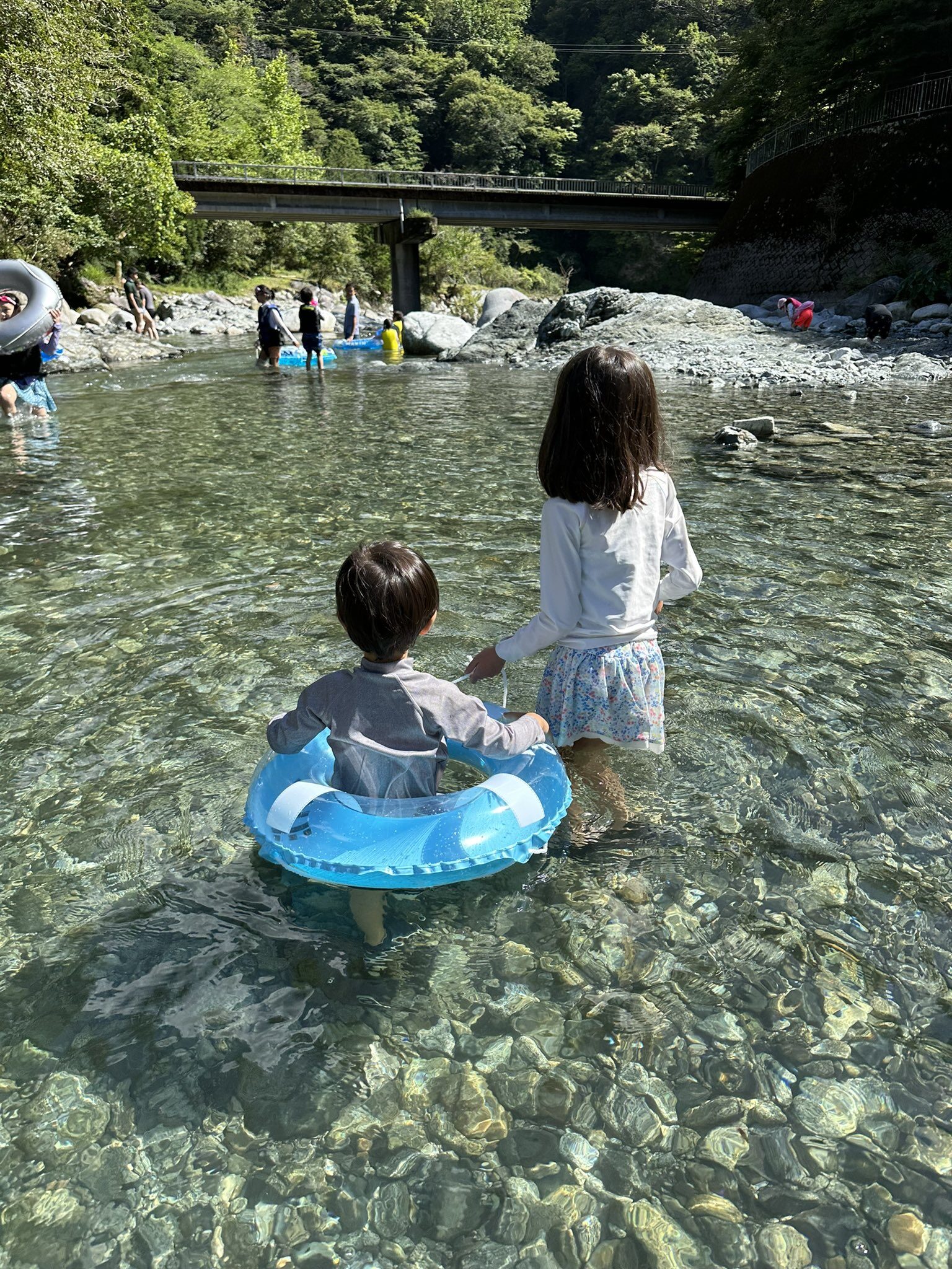 川遊びする田中はる奈の娘と息子の後ろ姿