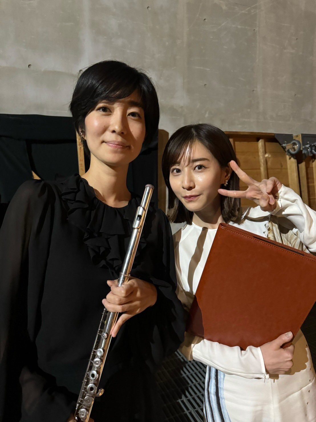 田中みな実と姉の田中はる奈、田中みな実は左手ピースしていて、田中はる奈は左手でフルートを持っている