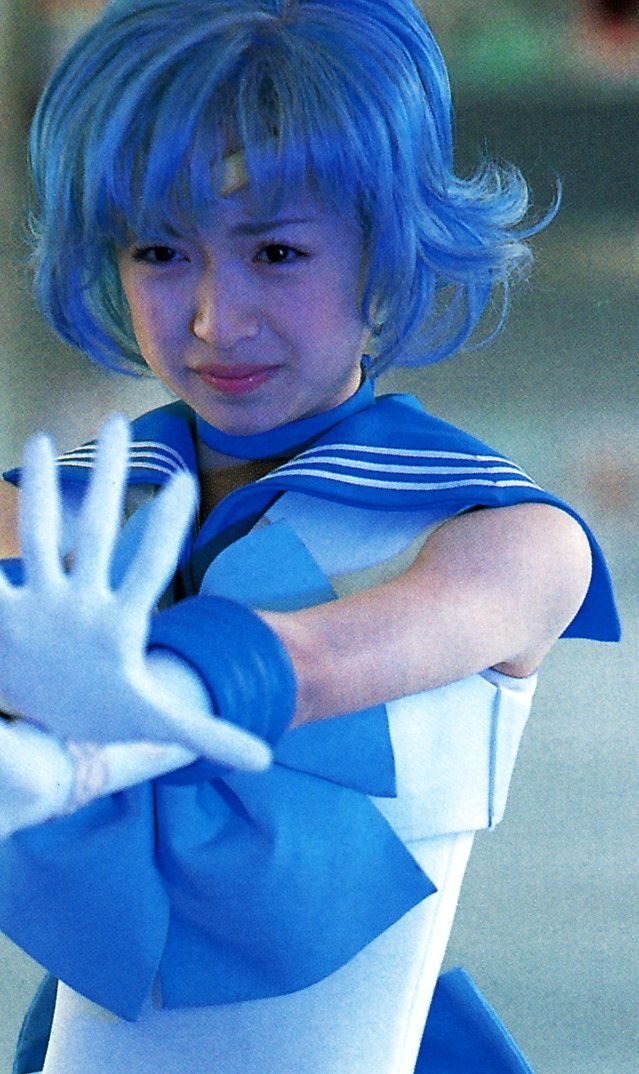セーラーマーキュリー姿の浜千咲がまずい表情をしている