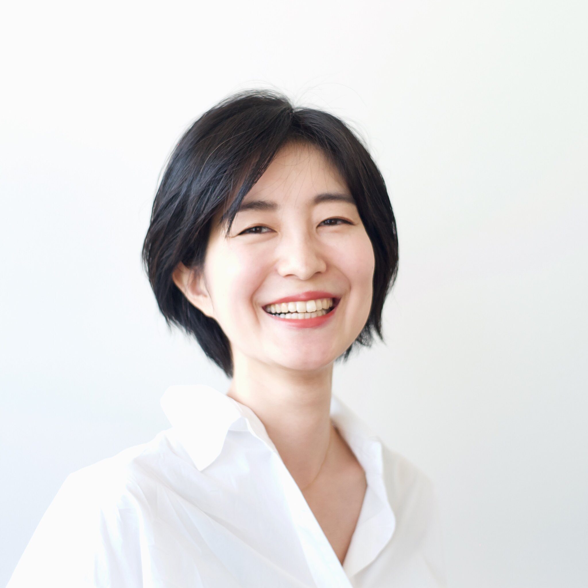 笑顔の田中はる奈の上半身