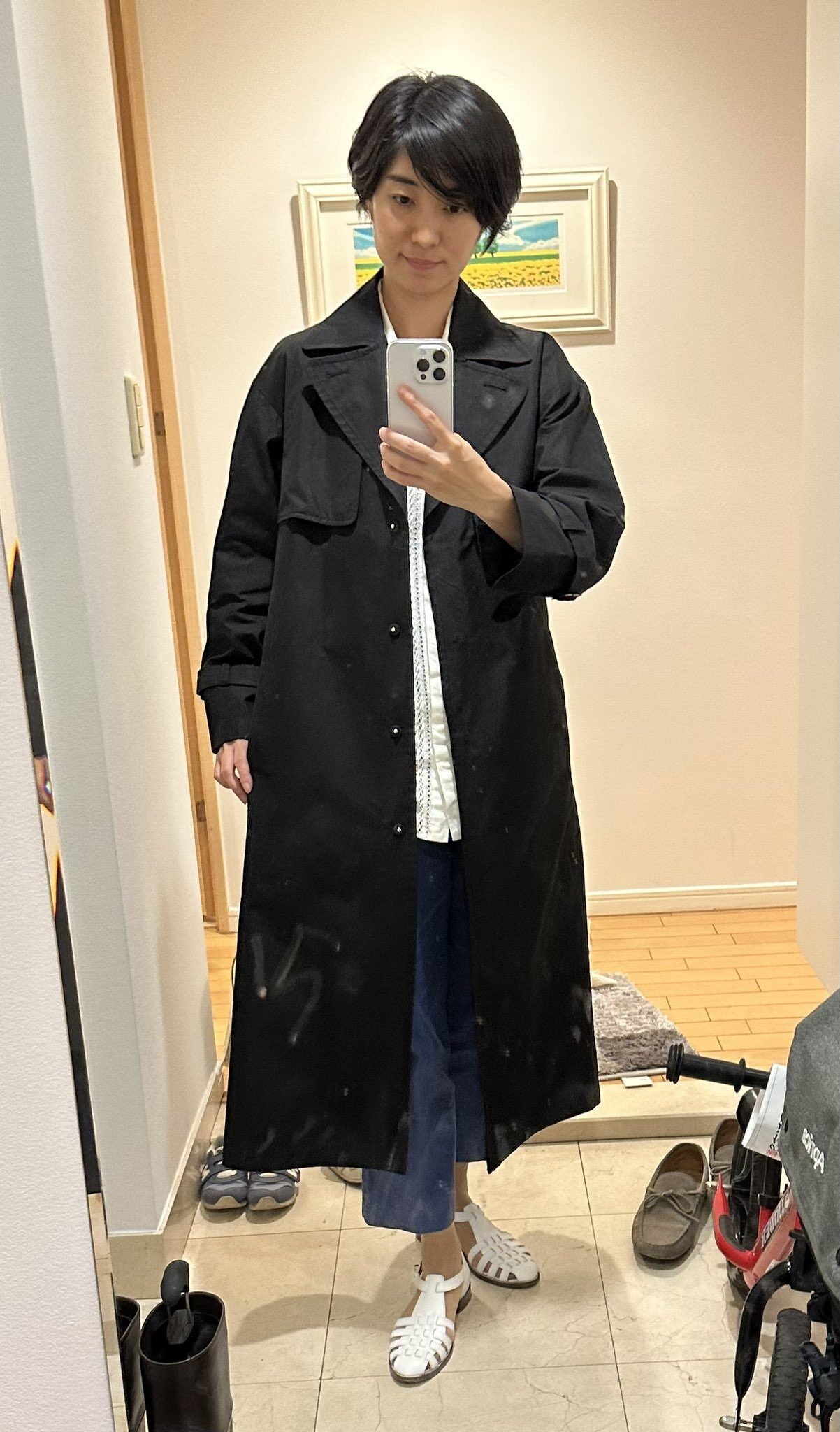 田中はる奈の全身、左手でスマホを持って画面を見ている