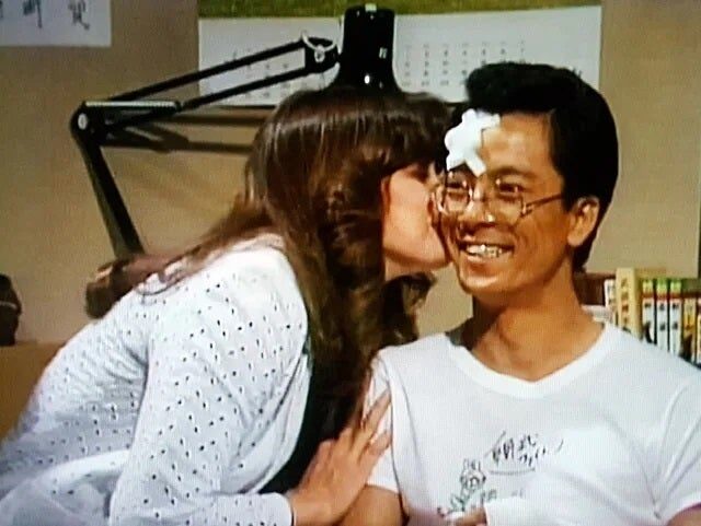 笑顔の水谷豊の頬にミッキー・マッケンジーがキスしている