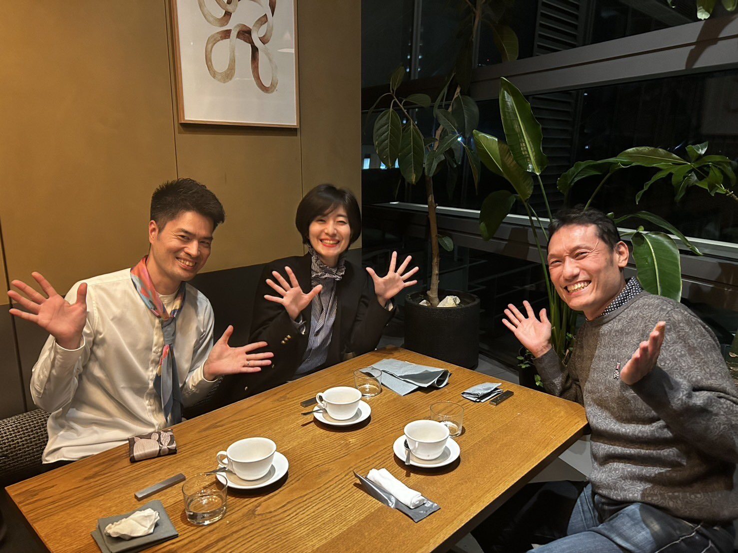 田中はる奈の同期3人での食事会、食事前、3人とも座って両手を広げている