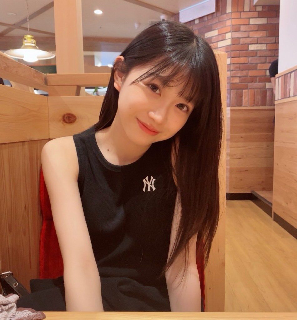 喫茶店チェーンで座ってる五藤希愛