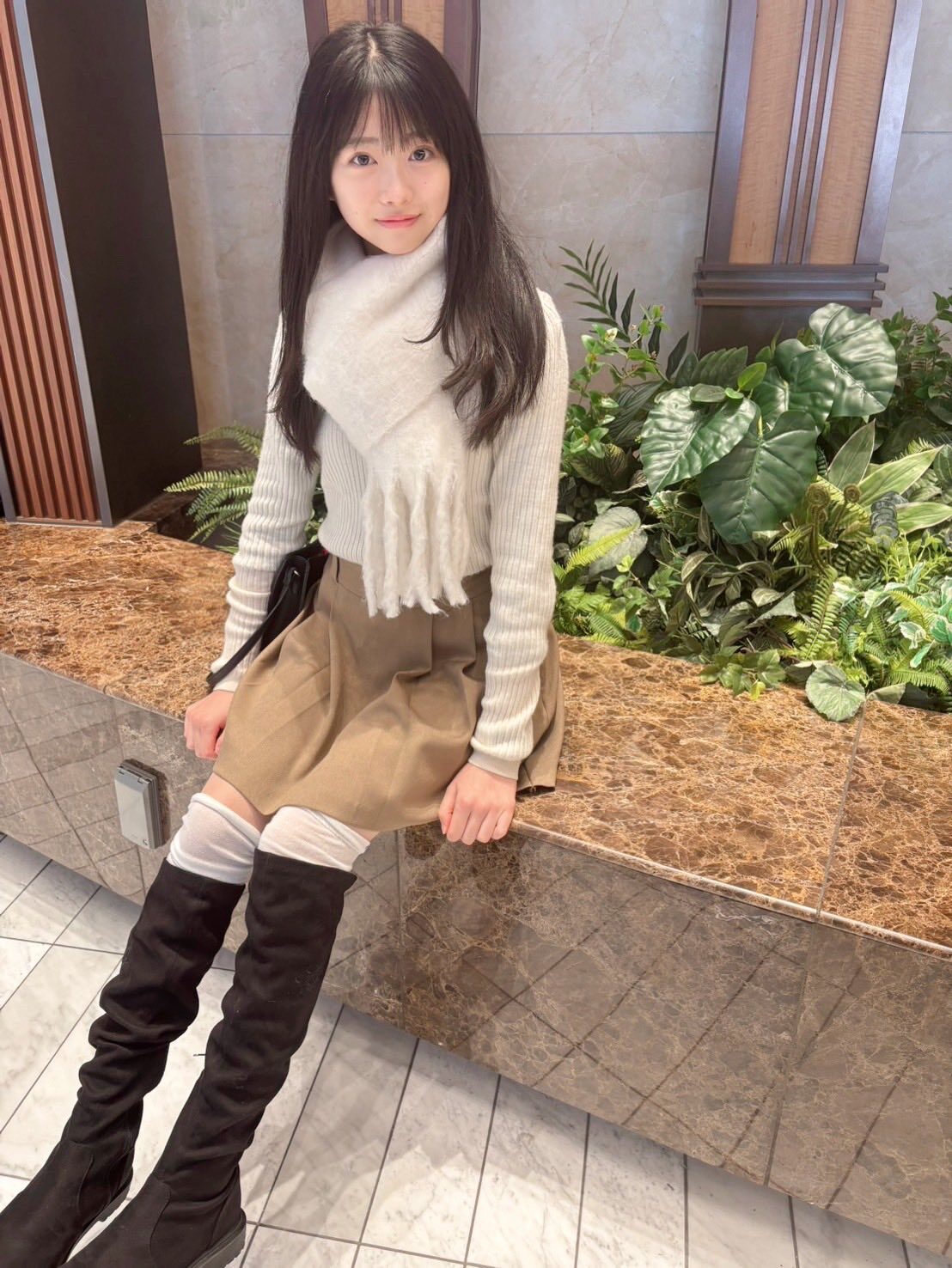 五藤希愛が腰かけてる