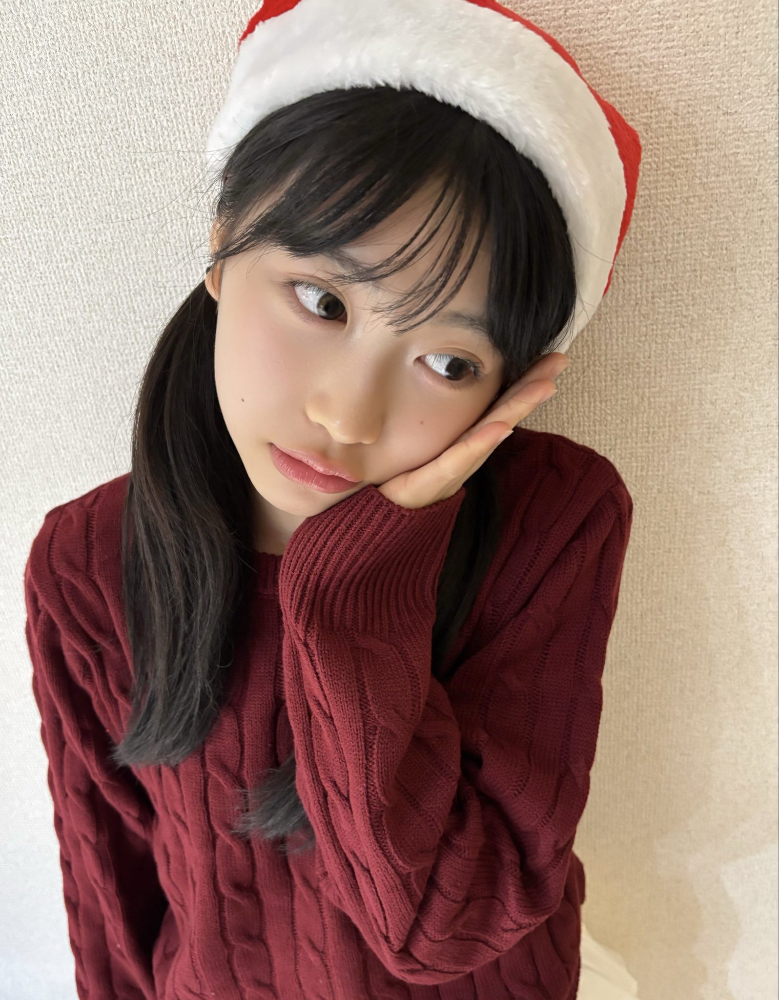 五藤希愛が左手で頬を押さえている。目線は左下