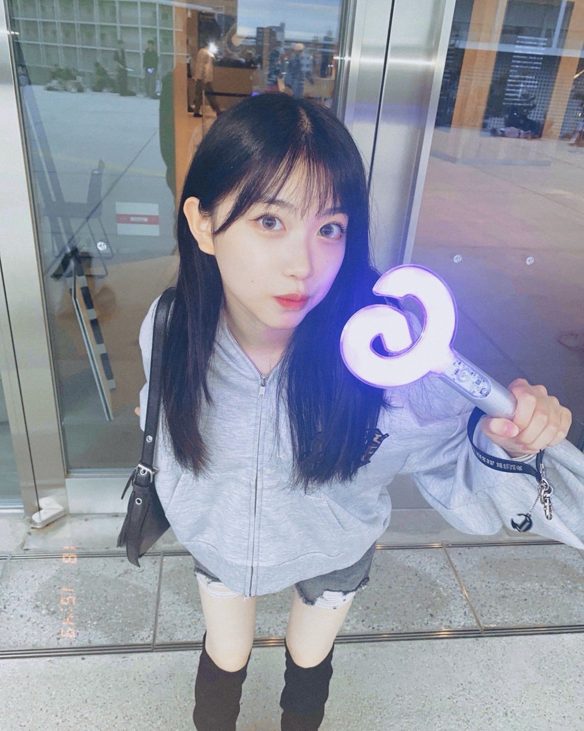 五藤希愛が左手でサイリウムを持っている