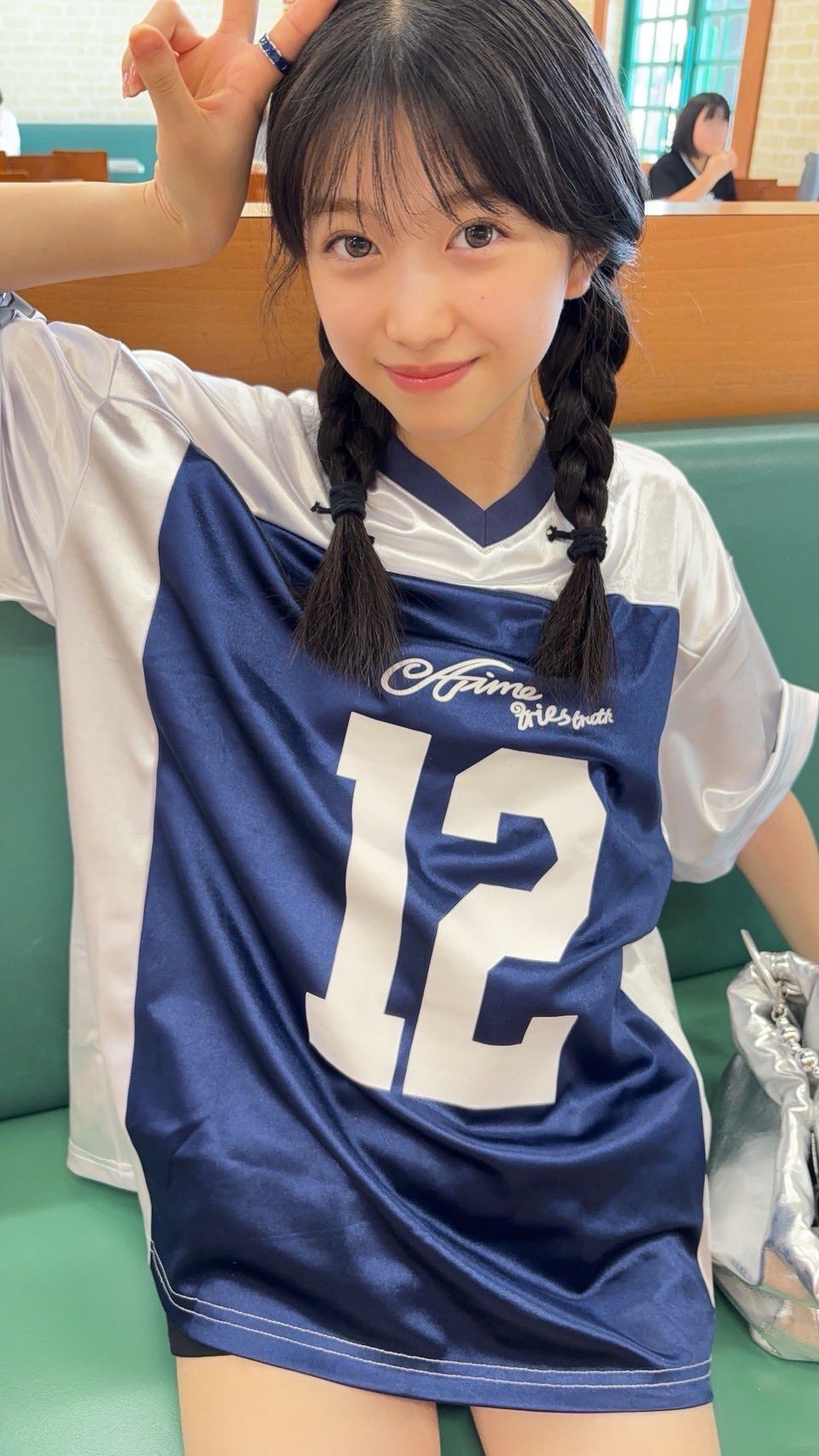 五藤希愛が右手ピースを頭につけている