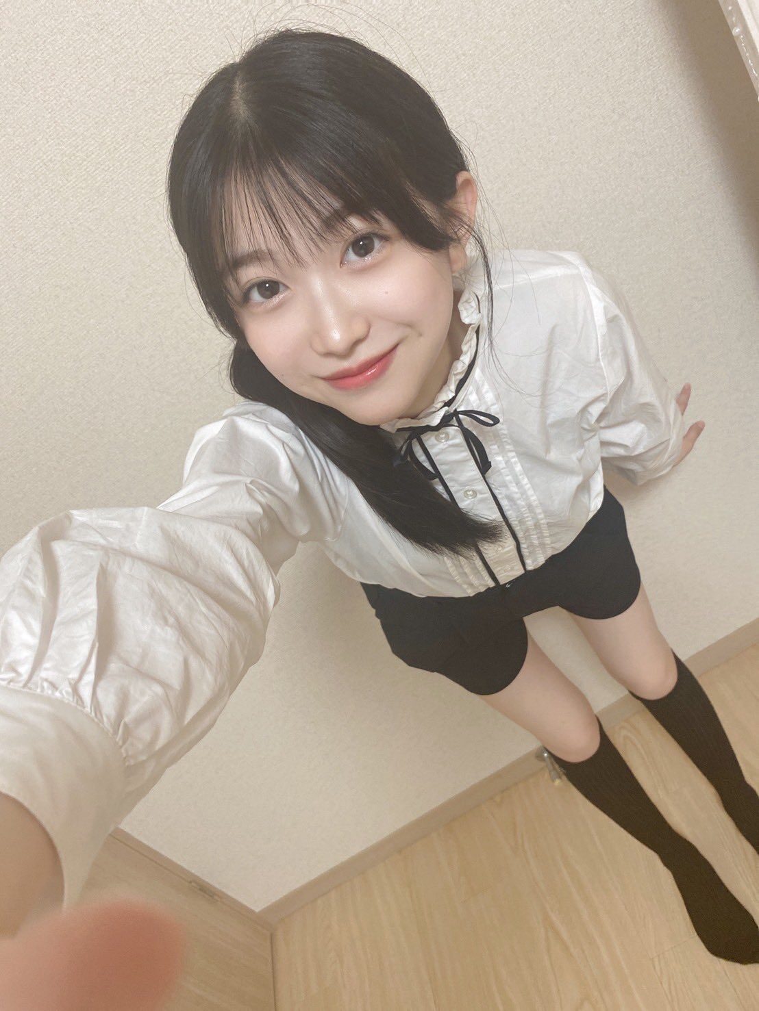 五藤希愛が全身を自撮り
