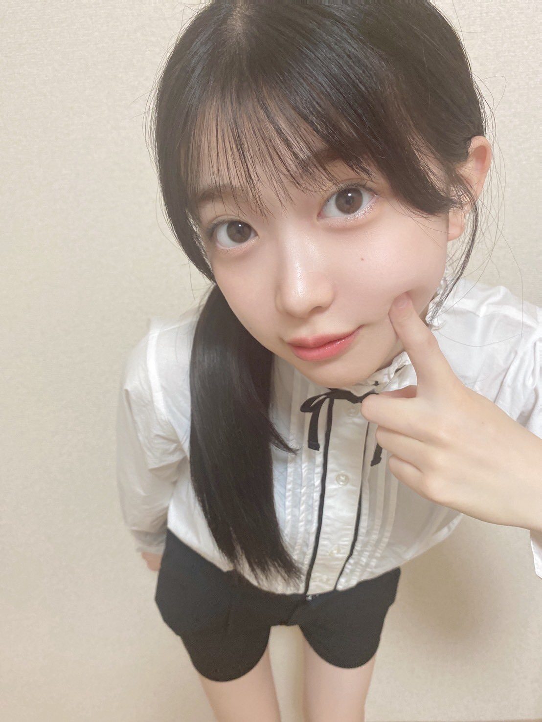 五藤希愛が左人差し指で頬をツンとしている