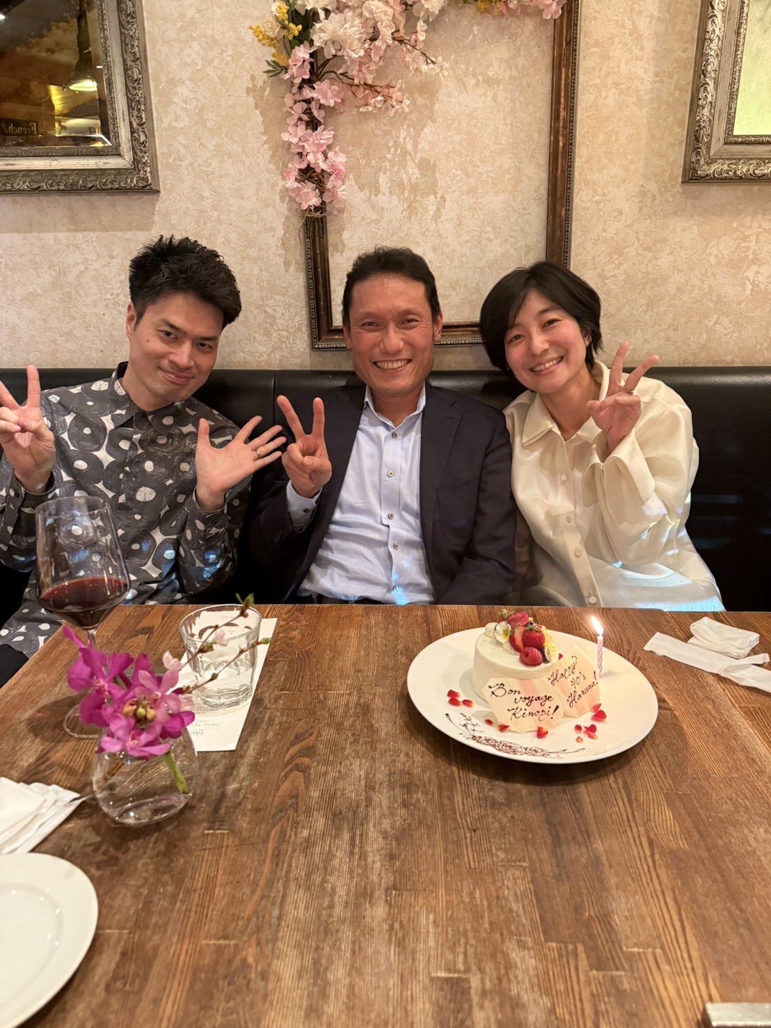 田中はる奈とその同期2人、3人ともピースしてる