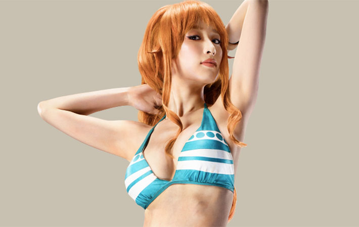 ナミのコスプレをした泉里香の上半身、両手で後ろ髪をなでている